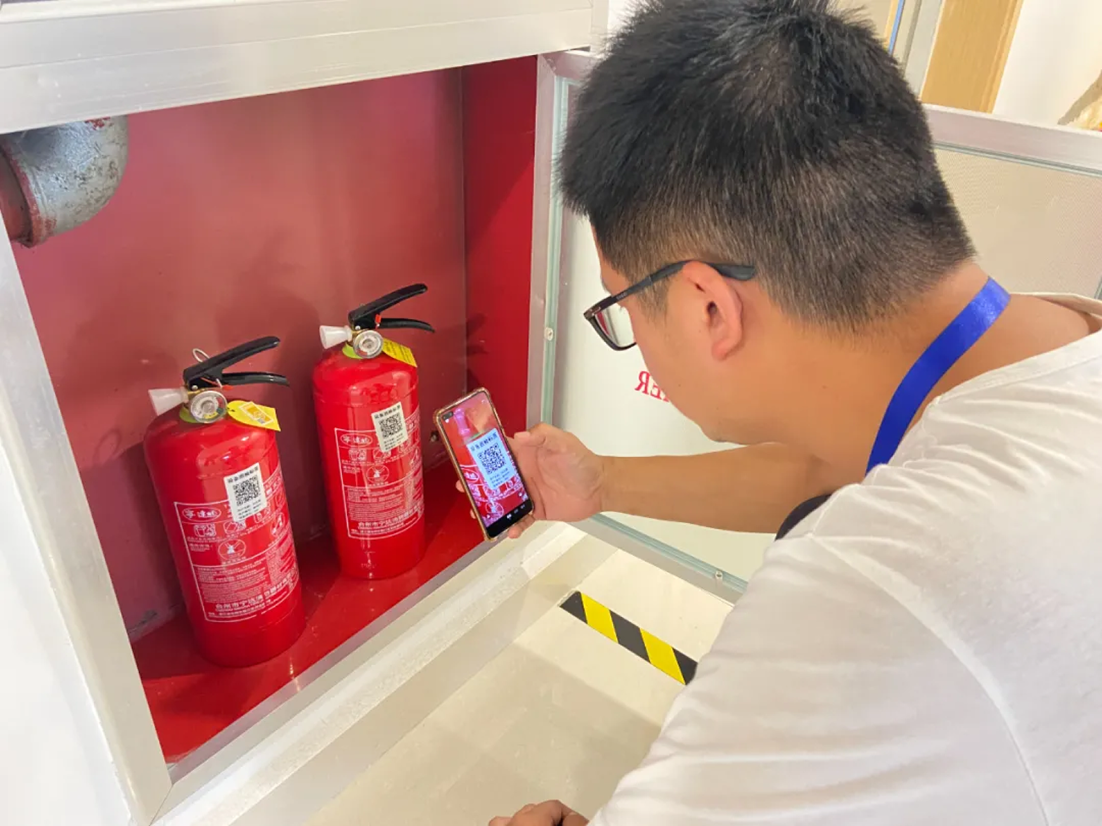 巡检员在灭火器点位前微信扫码