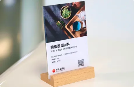 门店桌面上的产品台卡，卡面印着产品信息和二维码