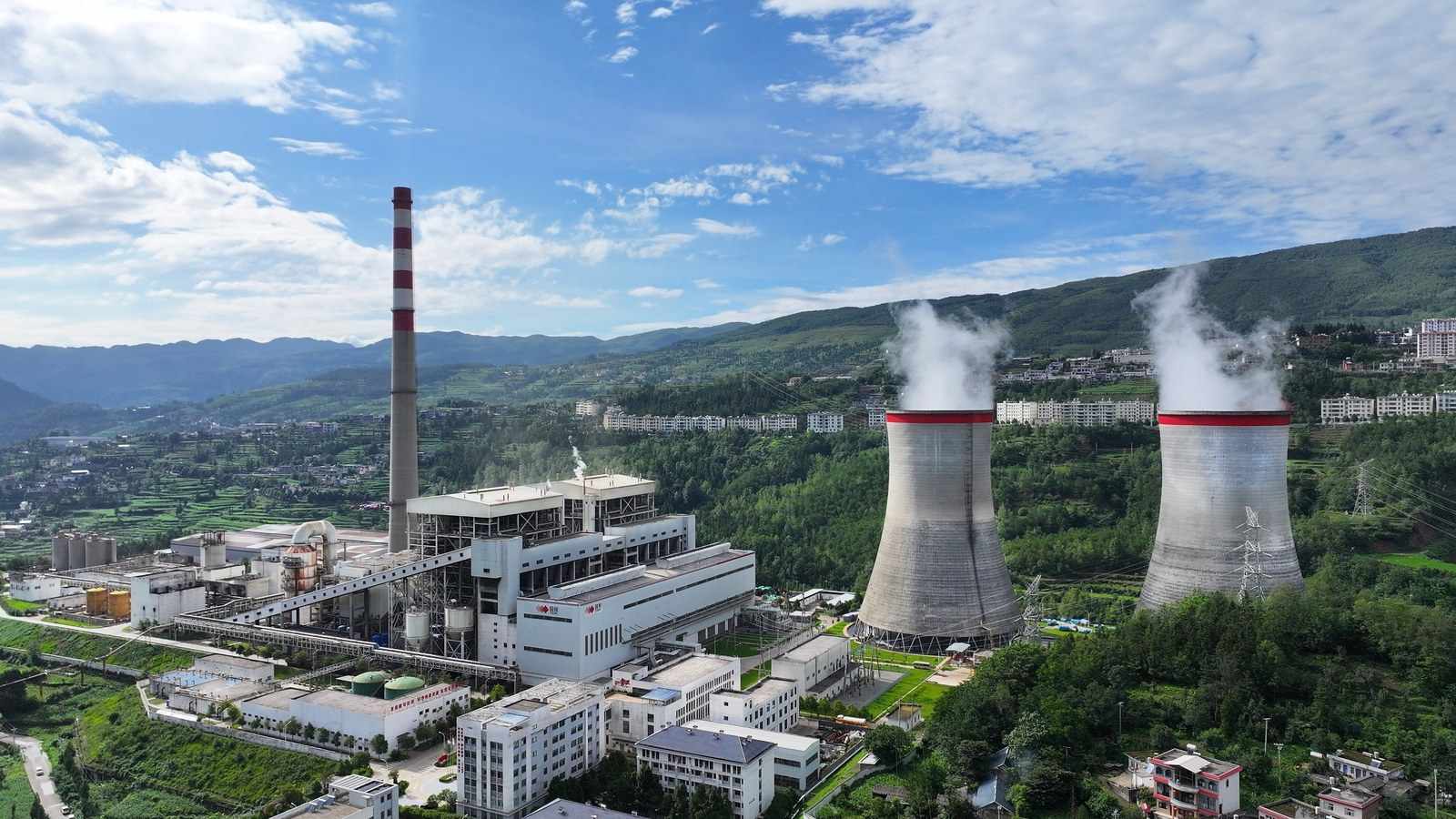 国投盘江发电厂区全景，两座冷却塔和主厂房依山而建