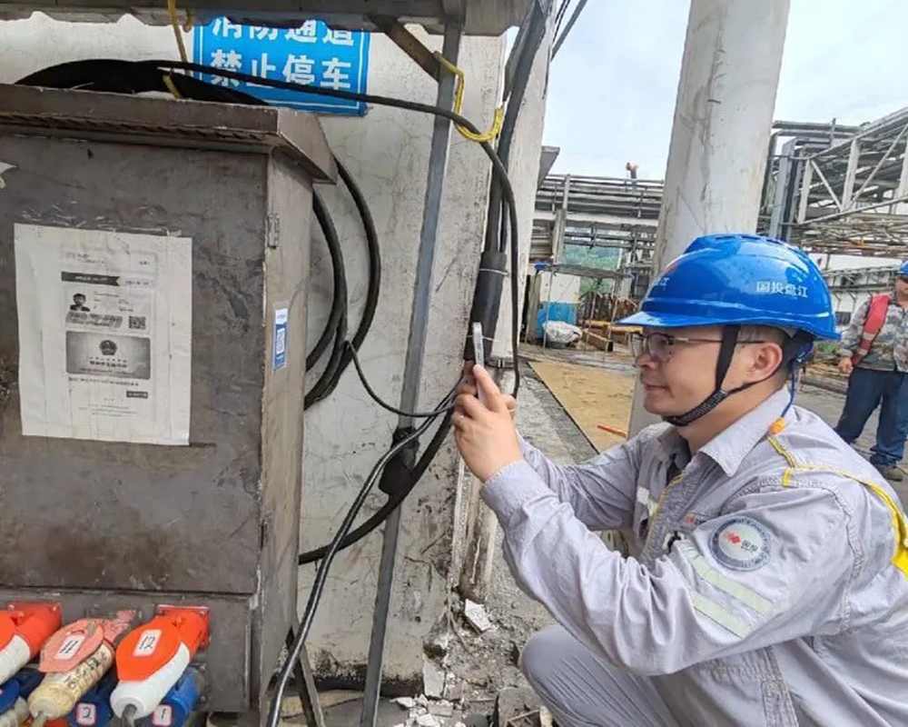 检修人员在贴有二维码的检修电源箱前扫码